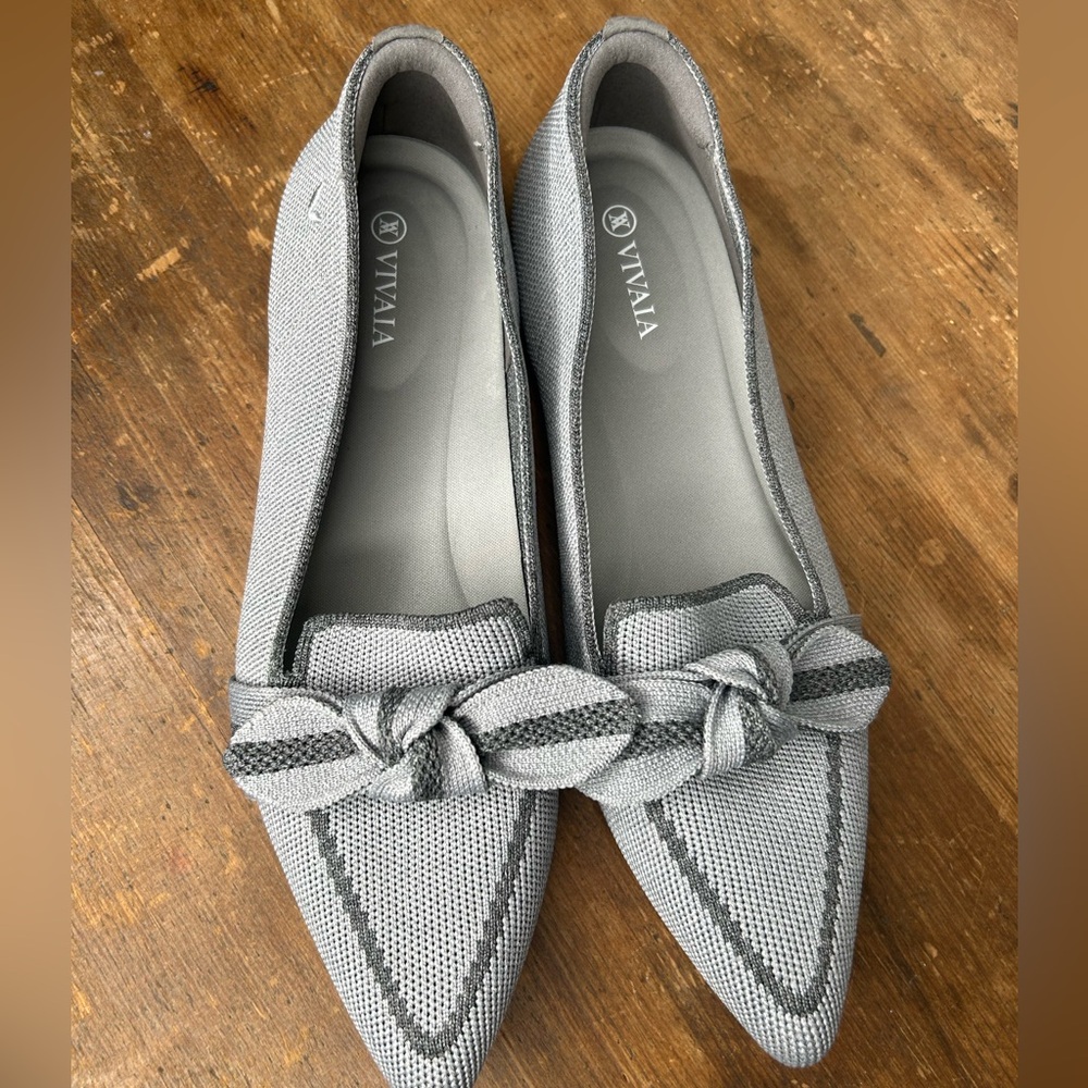 Vivaia Women's Light Gray Pointed Knot Loafers
